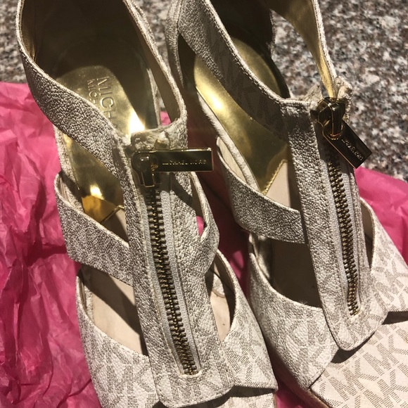 Michael Kors Wedges. - Picture 3 of 4